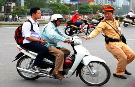 Xử phạt hành vi chở người ngồi trên xe máy không đội mũ bảo hiểm