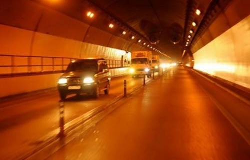 Điều khiển xe chạy trong hầm đường bộ phải sử dụng đèn chiếu sáng