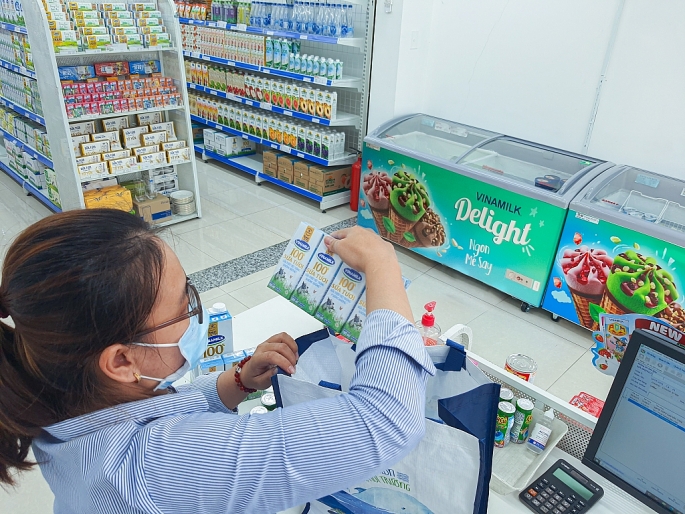 Nhân viên của cửa hàng “Giấc mơ sữa Việt” cẩn thận kiểm tra các sản phẩm trước khi giao đến tận nhà cho người tiêu dùng.