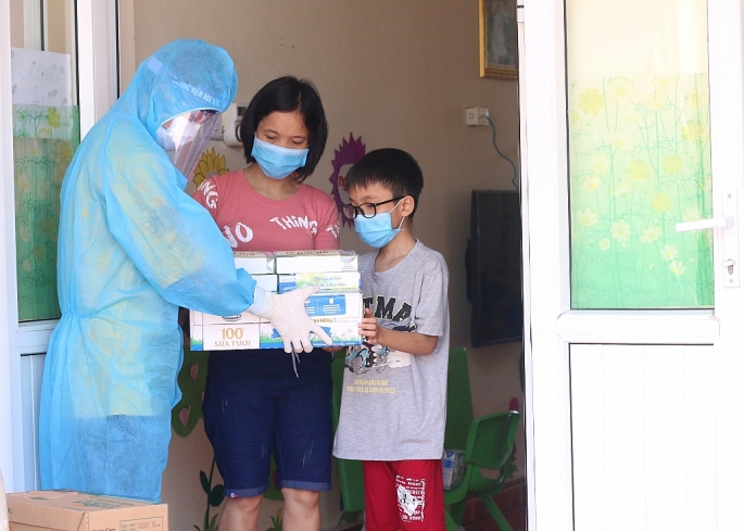 Các em nhỏ tại Trường Mầm non Vũ Thái (huyện Thuận Thành, tỉnh Bắc Ninh) nhận quà từ Vinamilk trong đợt hỗ trợ vào giữa tháng 5-2021