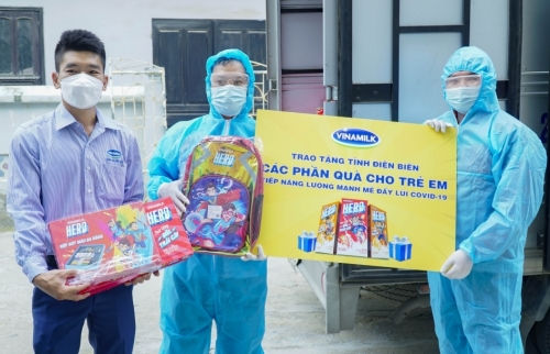 Vinamilk và Quỹ sữa Vươn cao Việt Nam trao 8.400 hộp sữa và nhiều quà tặng cho trẻ em đang cách ly tại Điện Biên