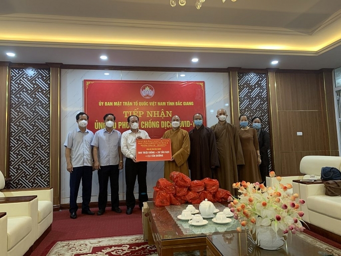 1.	Ủy ban MTTQ tỉnh Bắc Giang tiếp nhận ủng hộ của Tăng-Ni, Phật tử Chùa Long Hưng