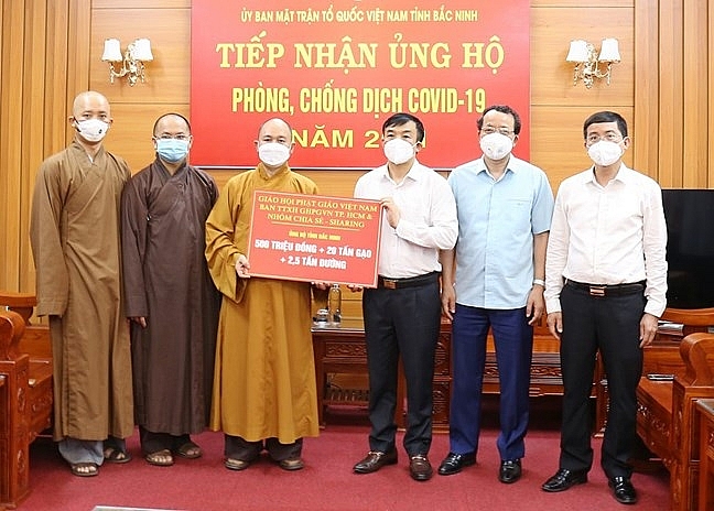 2.	Tăng-Ni, Phật tử Chùa Long Hưng trao quà ủng hộ tới Ủy ban MTTQ tỉnh Bắc Ninh