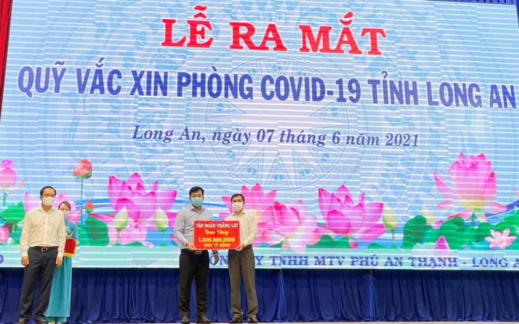 Ông Dương Long Thành – Chủ tịch HĐQT Tập đoàn Thắng Lợi (Thắng Lợi Group) đại diện cho Tập đoàn trao bảng tượng trưng ủng hộ 1 tỷ đồng kinh phí mua vaccine phòng ngừa Covid-19 cho tỉnh Long An.