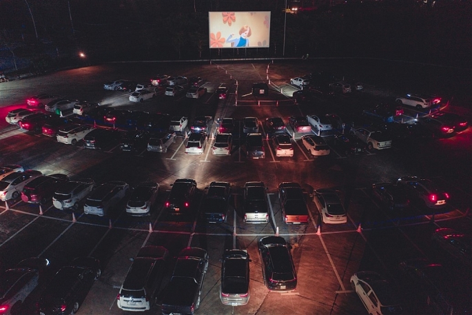 Rạp chiếu phim dành cho người trên ô tô giảm giá vé chỉ còn 50.000 đồng cho người dân Quảng Ninh