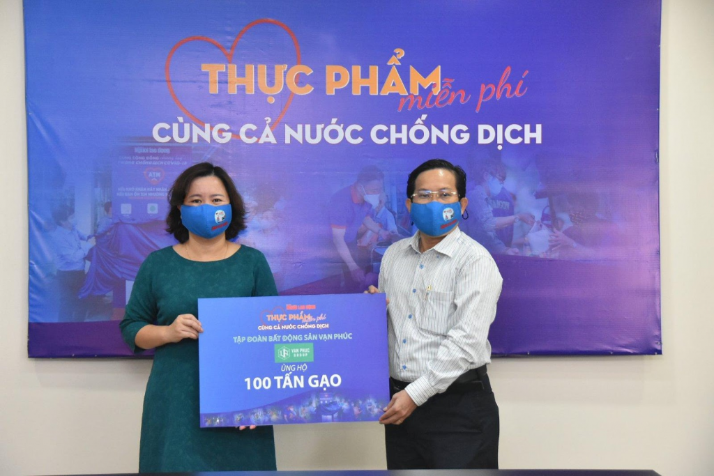 Bà Nguyễn Hương  TGĐ Đại Phúc Land đại diện Van Phuc Group trao tặng 100 tấn gạo tại chương trình - Ảnh: Tấn Thạnh