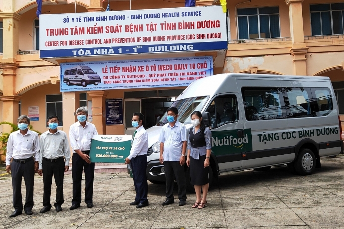 Đại diện Quỹ Phát triển Tài năng Việt của Ông Bầu trao xe ô tô 16 chỗ cho Trung tâm Kiểm soát Bệnh tật tỉnh Bình Dương
