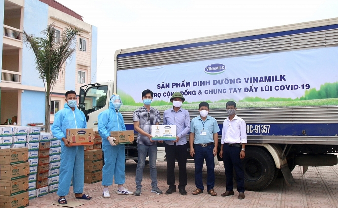 Tính đến nay, Vinamilk đã dành ra hơn 85 tỷ đồng gồm tiền mặt và sản phẩm để hỗ trợ cộng đồng, tiếp sức tiếp đầu và đồng hành cùng Chính phủ chống dịch.