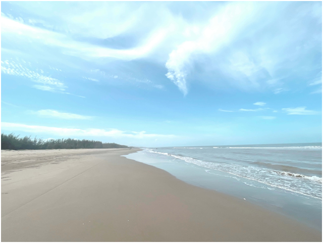 Bãi biển Tân Dân với vẻ đẹp nguyên sơ, bãi cát trắng mịn trải dài