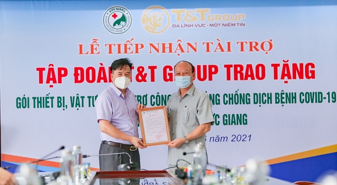 TS.BS Nguyễn Văn Thường, Giám đốc Bệnh viện đa khoa Đức Giang (bên trái) trao Thư cảm ơn cho ông Nguyễn Tất Thắng, Phó Tổng Giám đốc Tập đoàn T&T Group (bên phải).