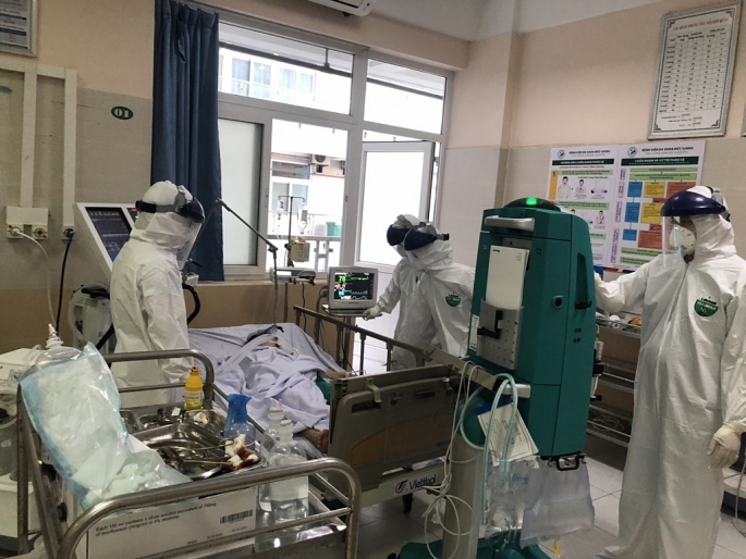 Phòng điều trị bệnh nhân mắc COVID-19 tại bệnh viện đa khoa Đức Giang được trang bị đầy đủ máy móc, thiết bị y tế hiện đại.