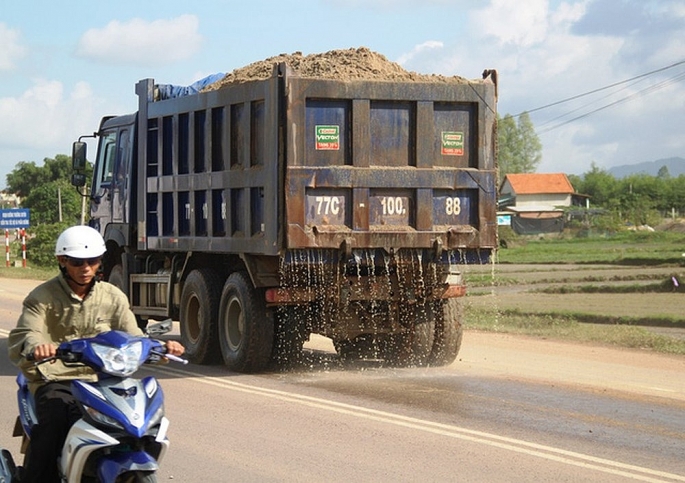 van chuyen vat lieu xay dung de roi vai ra moi truong khi tham gia giao thong