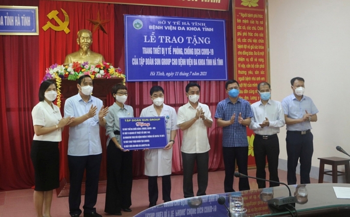 Lễ trao tặng trang thiết bị y tế phòng chống dịch Covid-19 của Sun Group cho BVĐK Hà Tĩnh (2)