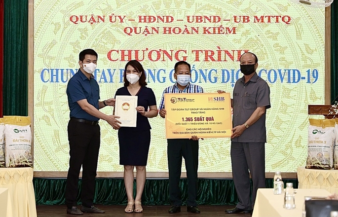 Ông Nguyễn Tất Thắng – Phó TGĐ Tập đoàn T&T Group và bà Ninh Thị Lan Phương – Phó TGĐ SHB trao tặng 1.365 suất quà cho đại diện lãnh đạo quận Hoàn Kiếm.