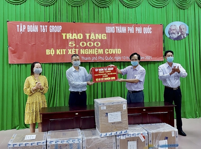 Đại diện lãnh đạo Tập đoàn T&T Group trao tặng 5.000 bộ kit xét nghiệm COVID-19 cho đại diện lãnh đạo UBND thành phố Phú Quốc (Kiên Giang).