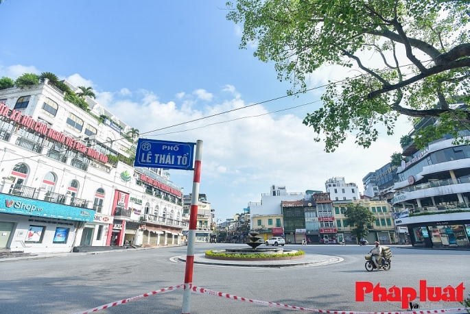 Thực hiện giãn cách lần hai, người dân Hà Nội vẫn tuân thủ nghiêm chỉ đạo của Chính phủ và TP 	Ảnh: Quang Huy                                                           