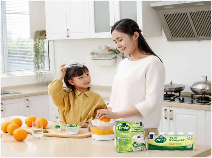 Cam và sữa chua chứa lợi khuẩn đều là những thực phẩm giúp tăng đề kháng, giúp bảo vệ sức khỏe các thành viên trong gia đình. Ảnh: Vinamilk.