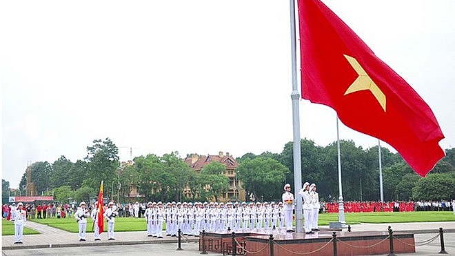 Lễ chào cờ được thực hiện trang trọng vào mỗi sáng sớm trên Quảng trường Ba Đình