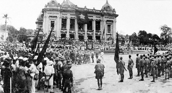 Cuộc mít-tinh phát động khởi nghĩa giành chính quyền do Mặt trận Việt Minh tổ chức tại Nhà hát Lớn Hà Nội ngày 19-8-1945. Ảnh tư liệu