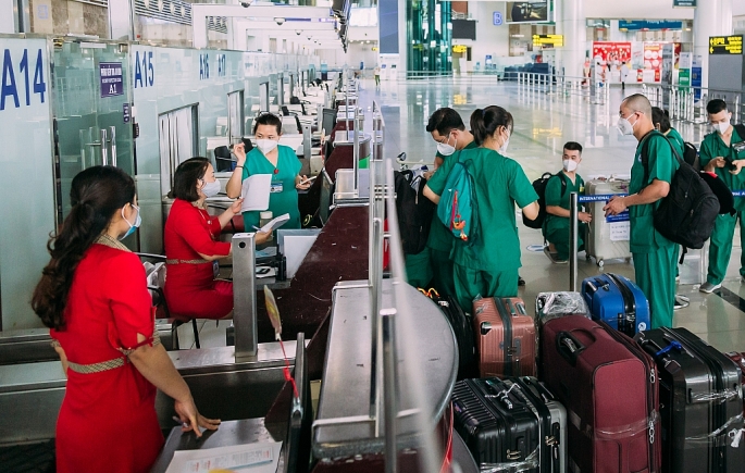 Các bác sĩ làm thủ tục để bay chuyến bay Vietjet từ Hà Nội và TP HCM tăng cường cho các địa phương chống dịch (ảnh: Đoàn Khánh)