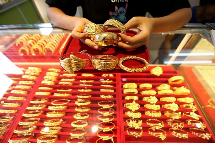 Người mua vàng trong nước vẫn đang phải trả mức giá đắt hơn để mua cùng một lượng vàng so với giá thế giới.
