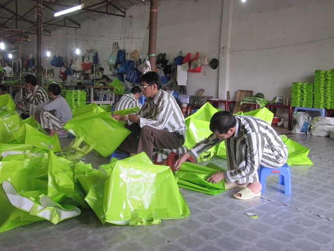 Các phạm nhân Trại giam Vĩnh Quang đang cải tạo lao động