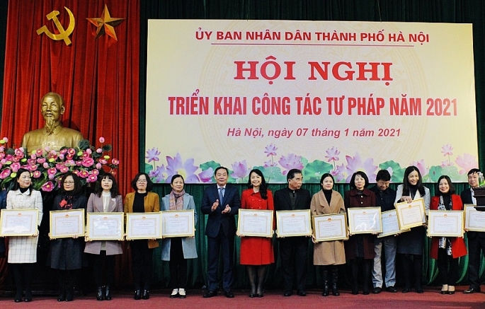Phó Chủ tịch Thường trực UBND TP Hà Nội Lê Hồng Sơn trao Bằng khen của UBND TP cho các tập thể, cá nhân có thành tích xuất sắc trong công tác ngành tư pháp 