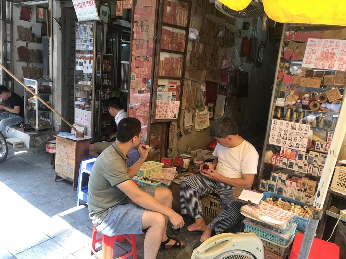 Độc đáo nghề khắc dấu gỗ thủ công ở phố cổ Hà Nội doc dao nghe khac dau go thu cong o pho co ha noi