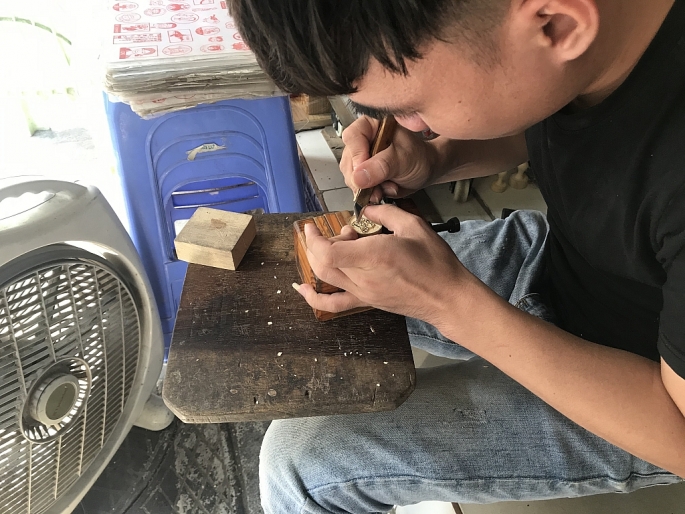 Độc đáo nghề khắc dấu gỗ thủ công ở phố cổ Hà Nội doc dao nghe khac dau go thu cong o pho co ha noi