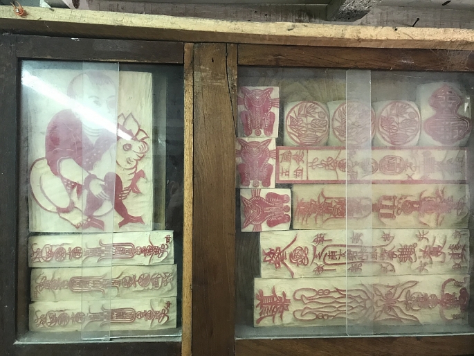 Độc đáo nghề khắc dấu gỗ thủ công ở phố cổ Hà Nội doc dao nghe khac dau go thu cong o pho co ha noi