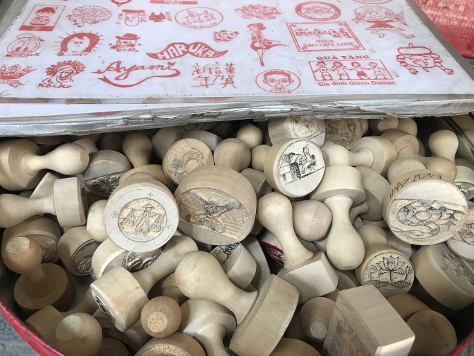 Độc đáo nghề khắc dấu gỗ thủ công ở phố cổ Hà Nội doc dao nghe khac dau go thu cong o pho co ha noi