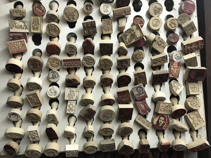 Độc đáo nghề khắc dấu gỗ thủ công ở phố cổ Hà Nội doc dao nghe khac dau go thu cong o pho co ha noi