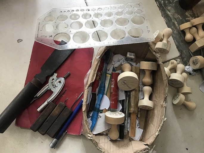 Độc đáo nghề khắc dấu gỗ thủ công ở phố cổ Hà Nội doc dao nghe khac dau go thu cong o pho co ha noi