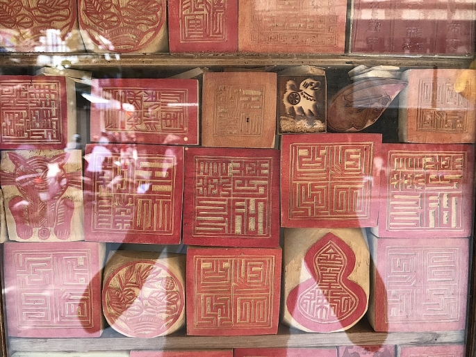 Độc đáo nghề khắc dấu gỗ thủ công ở phố cổ Hà Nội doc dao nghe khac dau go thu cong o pho co ha noi