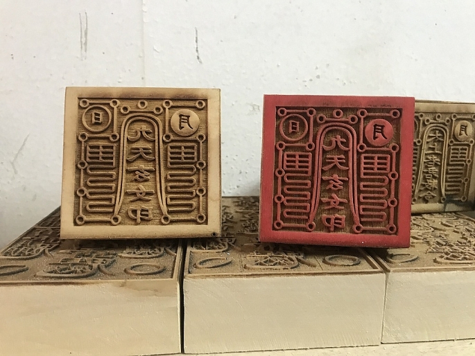 Độc đáo nghề khắc dấu gỗ thủ công ở phố cổ Hà Nội doc dao nghe khac dau go thu cong o pho co ha noi