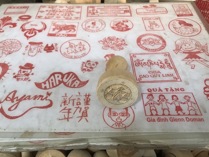 Độc đáo nghề khắc dấu gỗ thủ công ở phố cổ Hà Nội doc dao nghe khac dau go thu cong o pho co ha noi