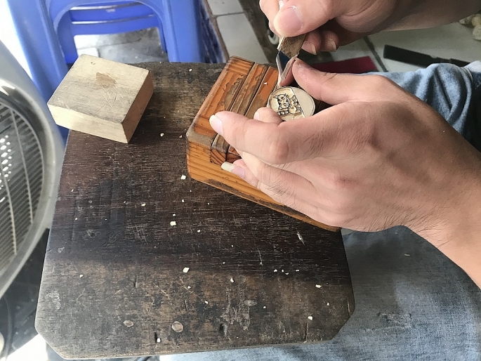 Độc đáo nghề khắc dấu gỗ thủ công ở phố cổ Hà Nội doc dao nghe khac dau go thu cong o pho co ha noi