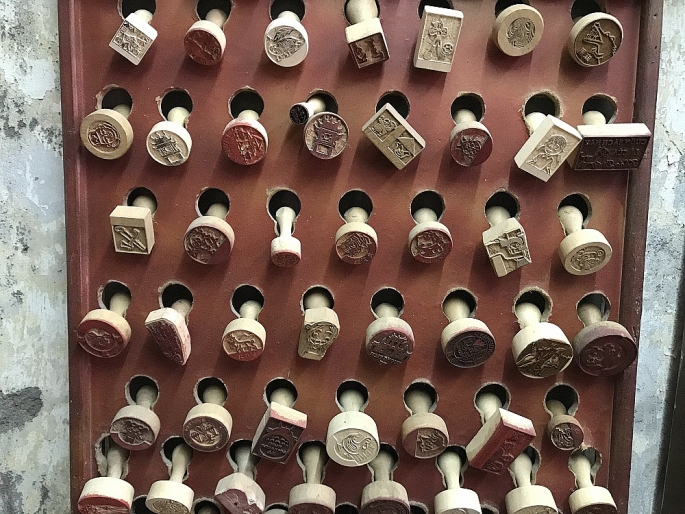 Độc đáo nghề khắc dấu gỗ thủ công ở phố cổ Hà Nội doc dao nghe khac dau go thu cong o pho co ha noi