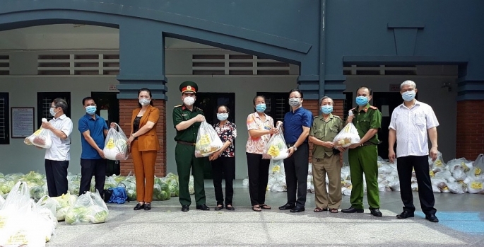 Lãnh đạo UBMTTQ Việt Nam TP Hà Nội và lãnh đạo quận Hai Bà Trưng trao quà cho người dân trên địa bàn gặp khó khăn trong mùa dịch
