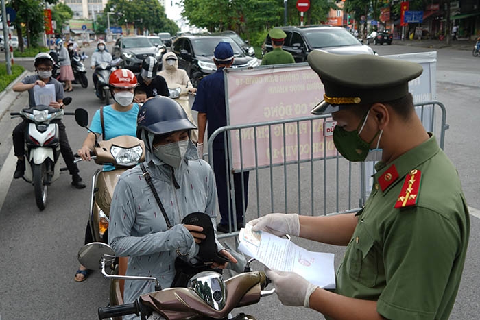 CA quận Ba Đình kiểm tra giấy đi đường của người dân trên đường Nguyễn Chí Thanh