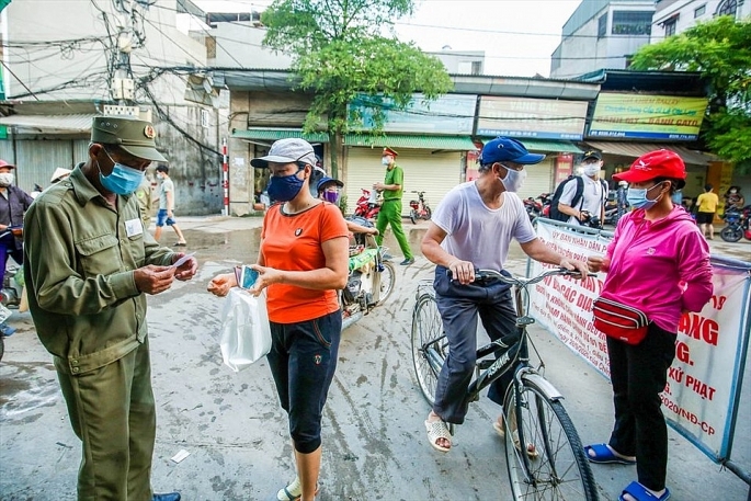 Công tác kiểm soát kiểm tra người ra vào chợ trên địa bàn Hà Nội được thực hiện nghiêm ngặt
