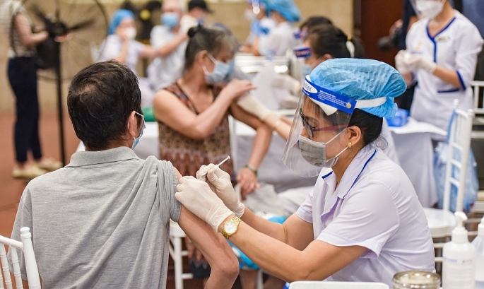 Người dân được tiên vắc xin tại Trung tâm Y tế quận Hoàn Kiếm trong đêm 9-9	Ảnh: Khánh Huy