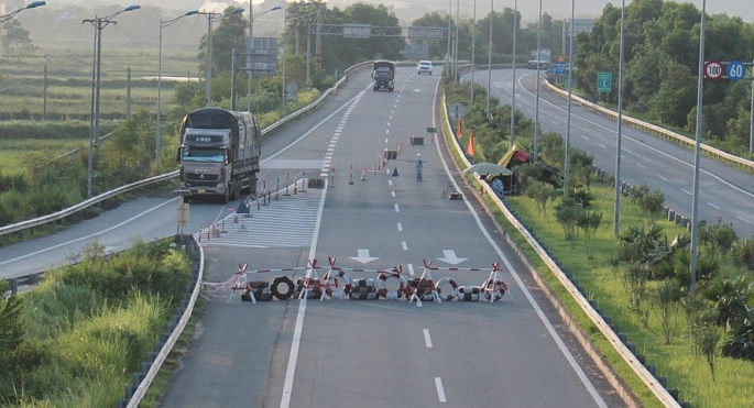 1.	Cao tốc Nội Bài - Lào Cai qua huyện Bình Xuyên bị nhà đầu tư chặn lại, buộc xe phải thay đổi hướng đi