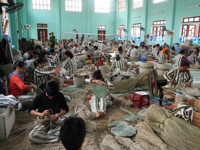 Phạm nhân Lê Thị Đằm ở xưởng đan cói trại giam Ninh Khánh
