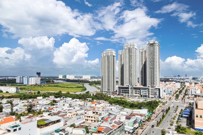 Dù nguồn cung rao bán và nhu cầu giảm mạnh, song giá bất động sản  tại TP. Hồ Chí Minh và Hà Nội không có dấu hiệu giảm theo, thậm chí còn tăng mạnh so với cùng kỳ