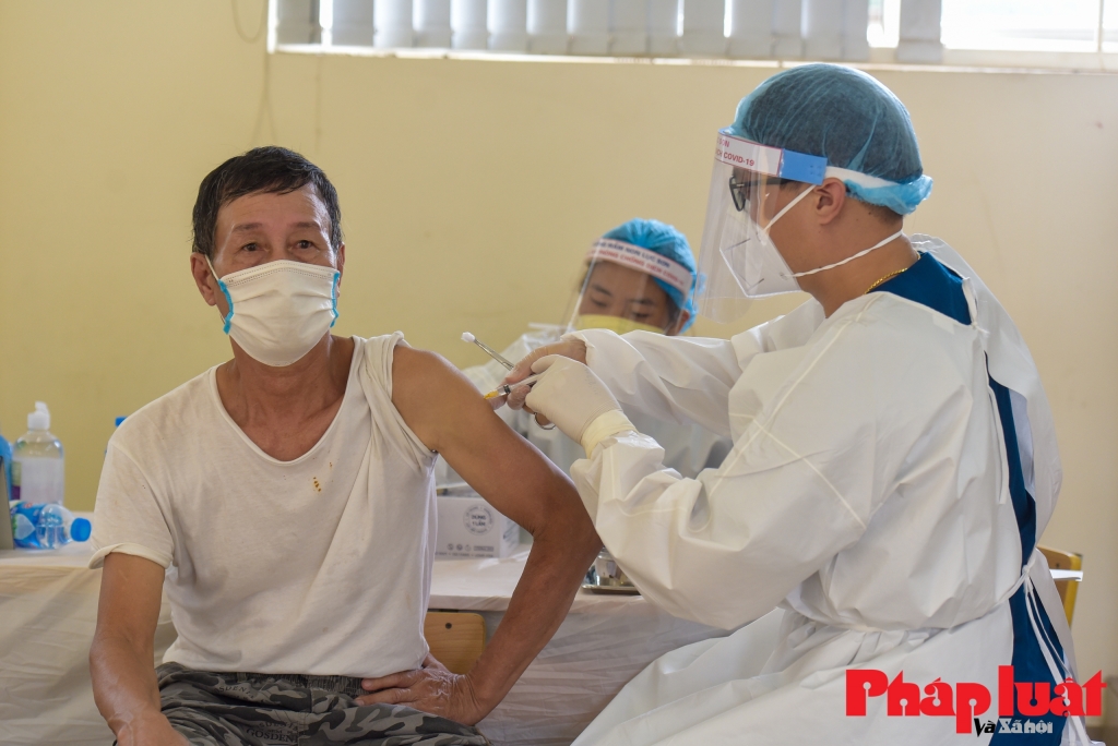 Đoàn cán bộ, nhân viên y tế Bắc Giang hỗ trợ quận Long Biên trong chiến dịch tiêm chủng thần tốc và xét nghiệm diện rộng ẢNH: KHÁNH HUY