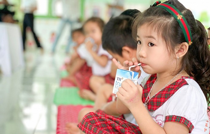 Sữa tươi và các sản phẩm từ sữa tươi được đưa vào thực đơn để bổ sung canxi và vi chất dinh dưỡng cho trẻ.