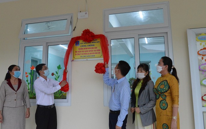 Đại diện BSR và lãnh đạo huyện Trà Bồng thực hiện nghi thức khánh thành công trình.