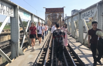 Giới trẻ, khách du lịch đua nhau ra cầu Long Biên chụp ảnh