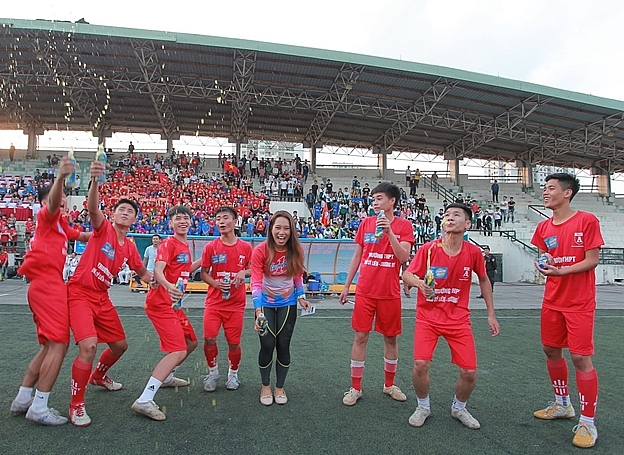 mua giai thanh cong ruc ro cua giai bong da hoc sinh ha noi tranh cup number 1 active